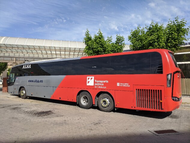 Autobus ALSA retolat amb "Transports públics de Catalunya"