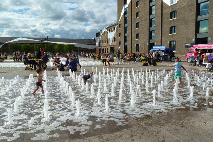 Exemple d'espai urbà amb aigua