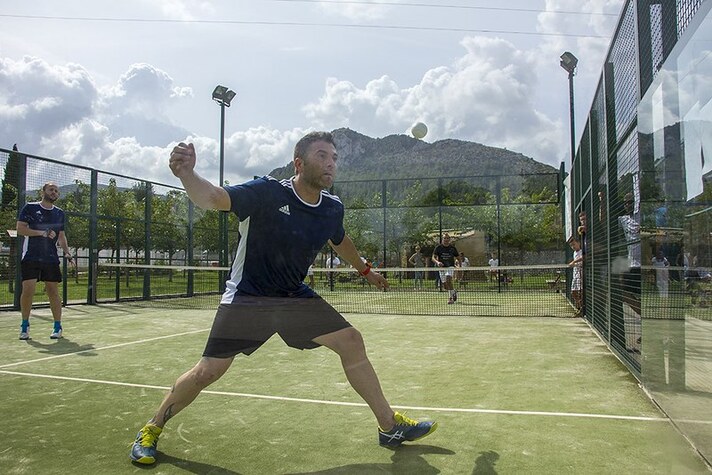 Fotografía d'un partit de màdel del passat Circuit Intercomarcal 