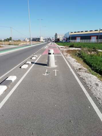 Pilones de hormigón dentro del carril bici, peligro accidentes.