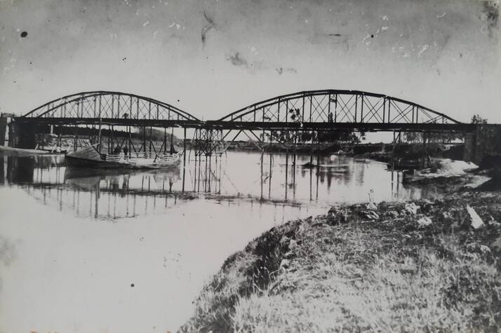 Construint el pontet de ferro fa més d'un segle