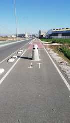 Pilones de hormigón dentro del carril bici, peligro accidentes.